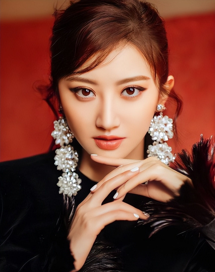 强捧不红景甜：坐拥3.5亿豪宅被张继科拒婚，资源逆天金主成谜