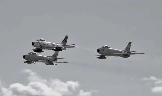 9架飞机被击落视频,志愿军喷气式轰炸机轰炸美军阵地