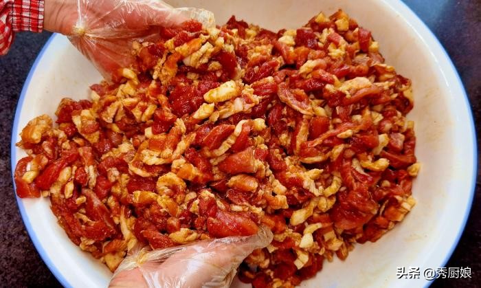 灌好的香肠，最忌直接晒，牢记6个技巧，腊肠鲜香入味，好吃不腥