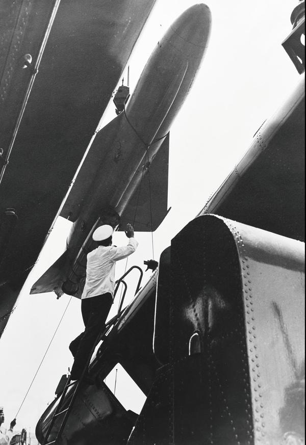 我军舰队驶入公海，某国驱逐舰阻拦，开国中将喊话：后果自负