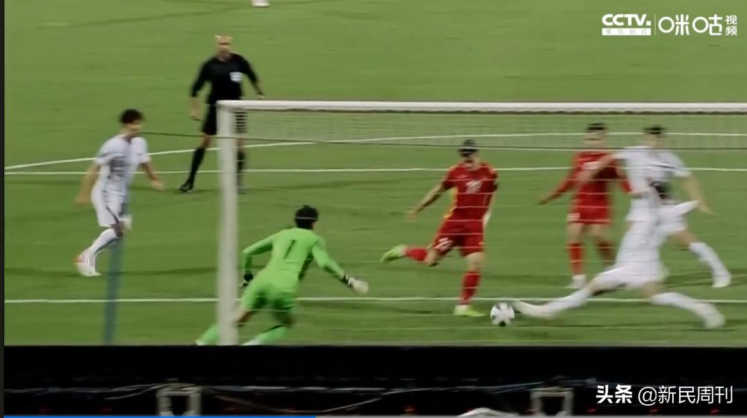 中国球迷的心被深深刺痛了,中国球迷的凝聚力震撼了全世界