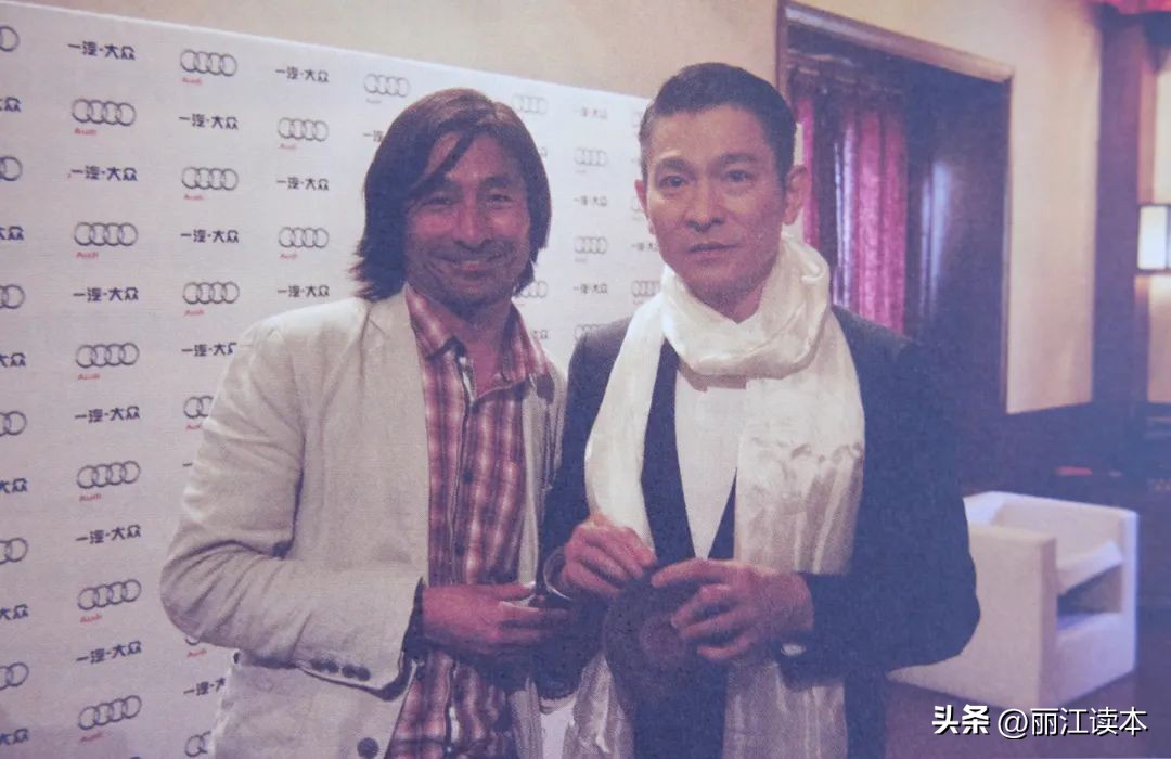 他17岁上小学，中专学历留学欧美，奋斗多年成为香格里拉传奇人物