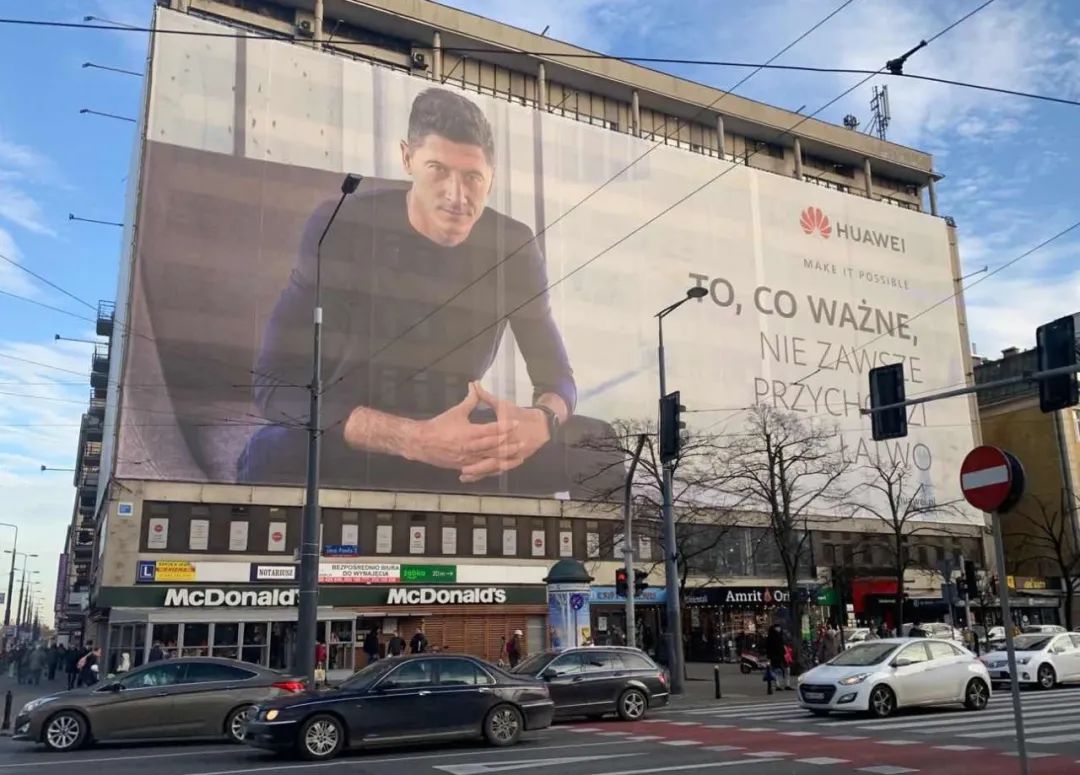 莱万多夫斯基属于巨星吗,莱万多夫斯基加盟巴萨吗