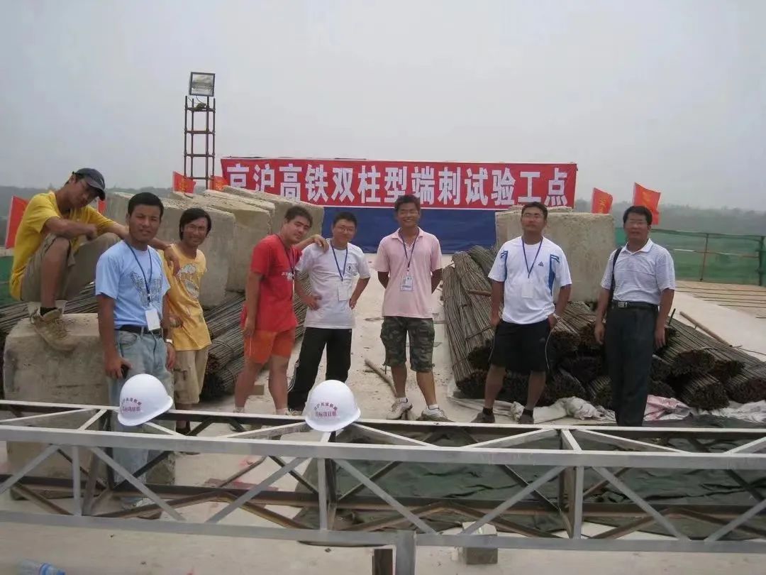 闪闪发光的勋章,闪闪发光的荣誉证书