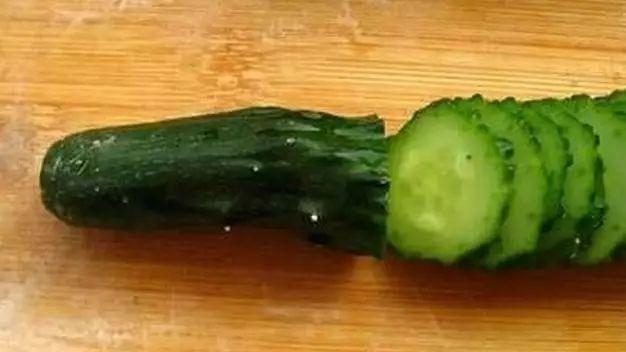 才知道,黄瓜尾巴是个宝,好多人不懂有啥用,丢垃圾桶等于扔钱
