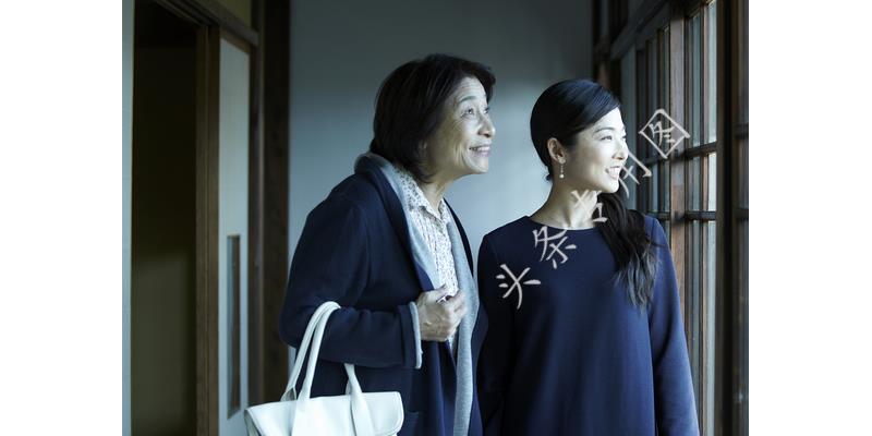 父母去医院没钱心里难受吗,家人住院自己也没钱简直崩溃