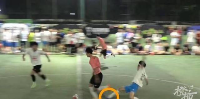 鑳屽悗椋炶剼韪逛汉瑙嗛鍚庣画,鐢峰瓙鑴氳涪瓒崇悆琚鏂规墦