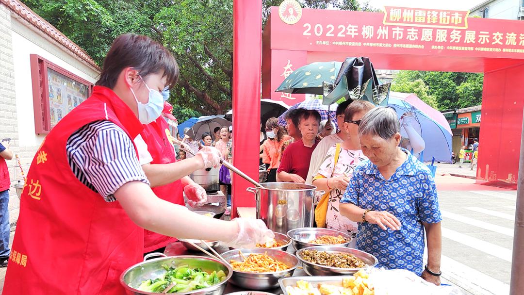 现场制作柳州螺蛳粉~跟着人社君看看这场志愿服务活动