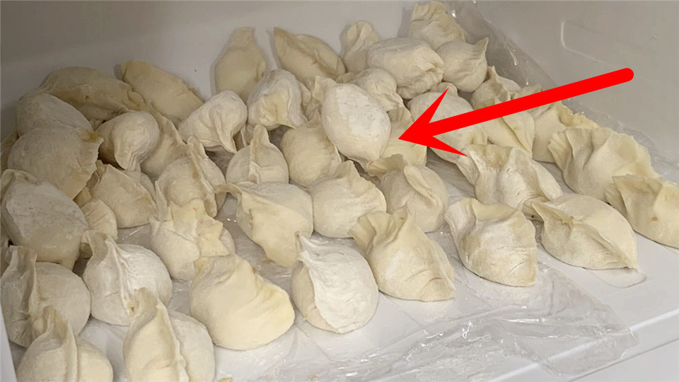 饺子包好教你一招不要直接放冰箱,怎样饺子不粘连放冰箱