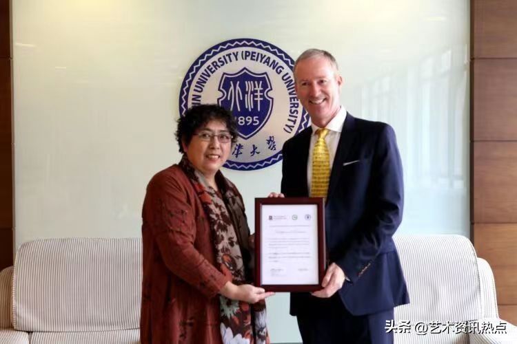 名家推荐|画家李维娜，惟妙惟肖婀娜多姿之芙蓉图