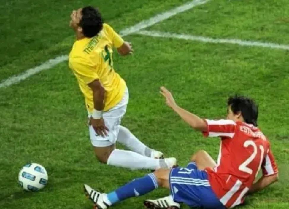 吴曦躲球慢镜头,国足队长吴曦躲球视频