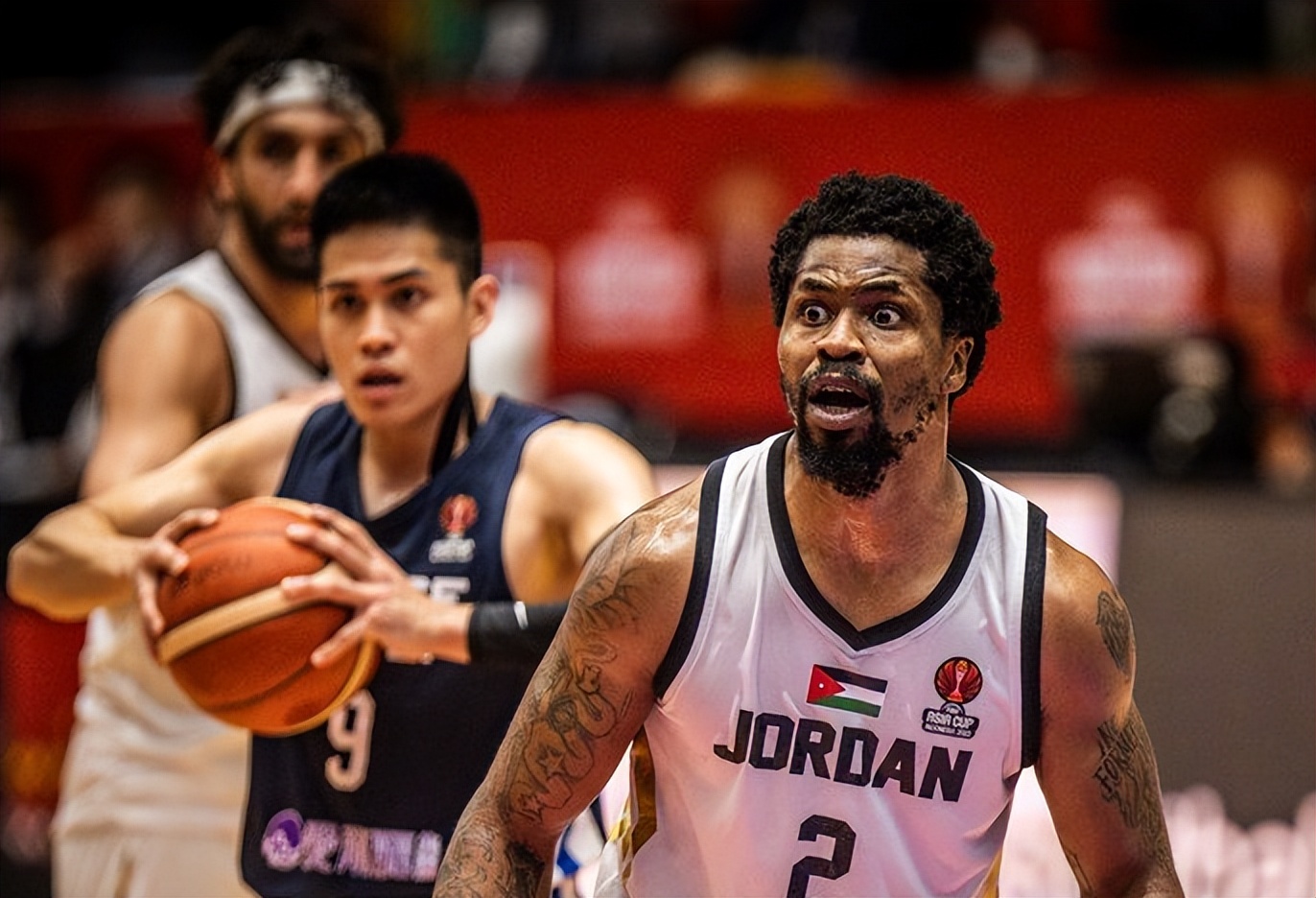 广州队陈盈骏超远三分,外线三分陈盈骏