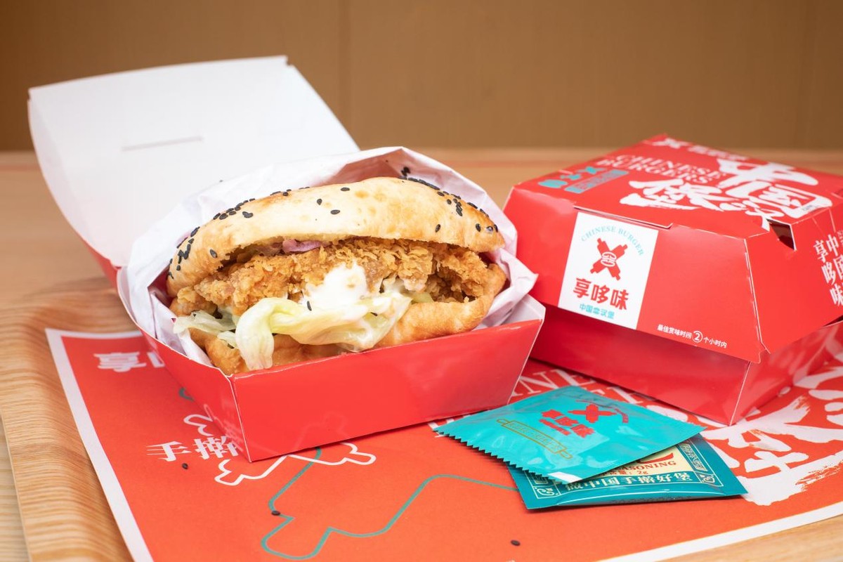 享哆味中国汉堡制作过程,创意中式汉堡打造国味潮流