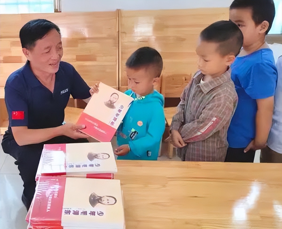 退休警官胡立强：退休献余热，镜头捕真情