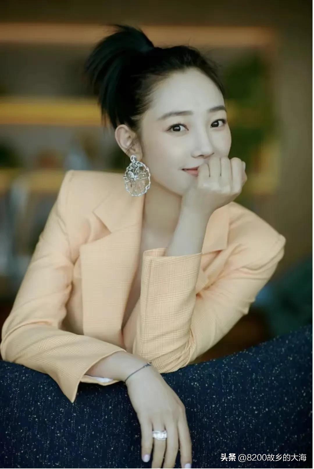 正是看荷花开的好时节,荷花盛开的季节便是人间好时节