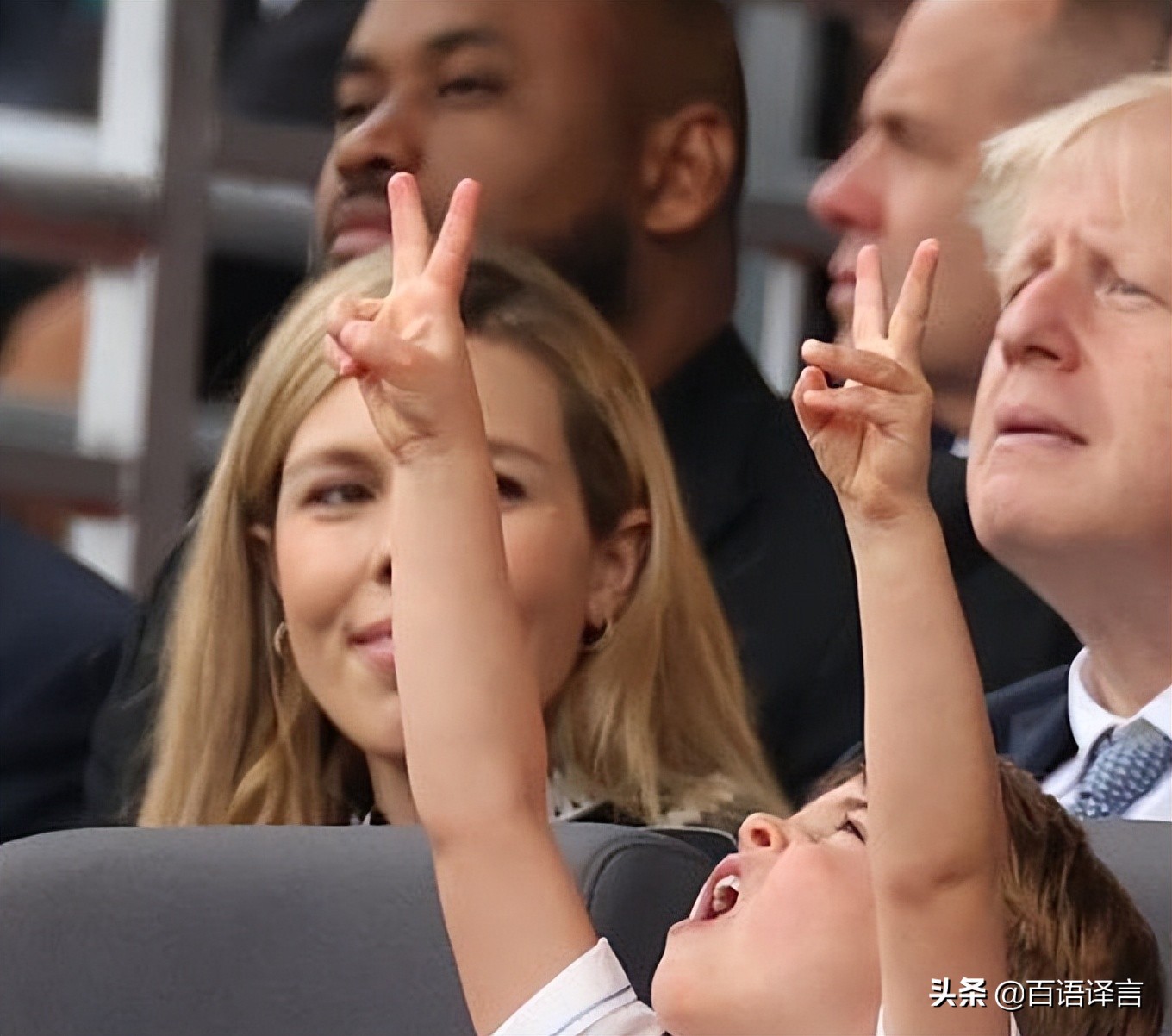 路易又抢女王风头！出席活动时要查尔斯抱，吻妈妈，站凳上吃零食