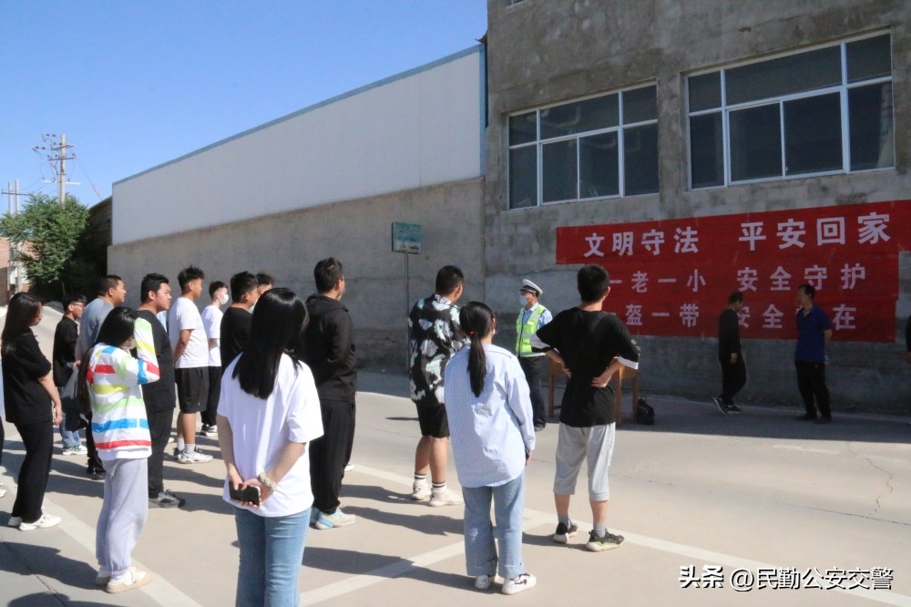 交警进驾校安全警示教育,消除隐患保安全交警清理僵尸车