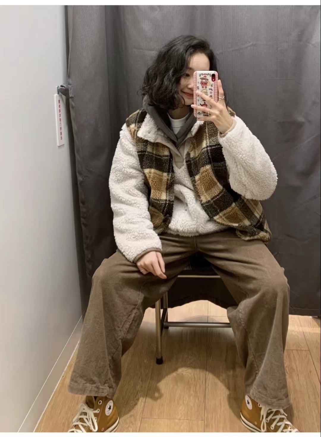 灯芯绒裤子冬季搭配高跟鞋好吗,灰色灯芯绒裤子搭配什么颜色上衣