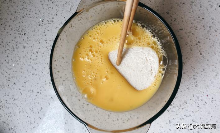 鸡蛋馒头片怎么裹得蛋液多,馒头切成小块裹上蛋液的做法