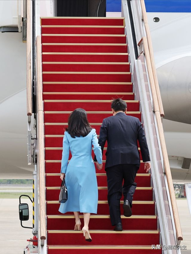 韩国夫人穿黑色风衣出访,韩国夫人穿着打扮