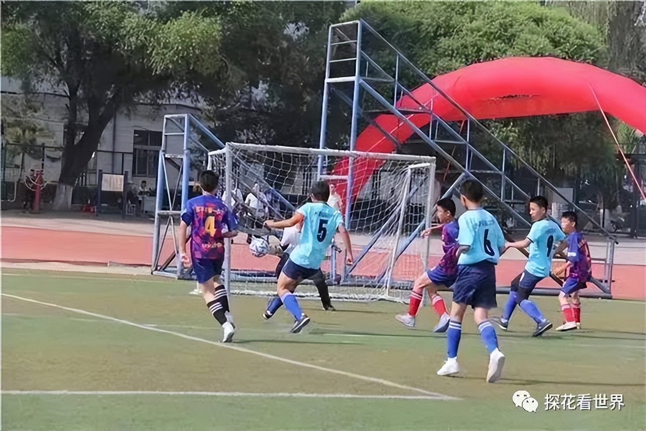 原平一中在原平市足球联赛中包揽高中组、初中组三个冠军