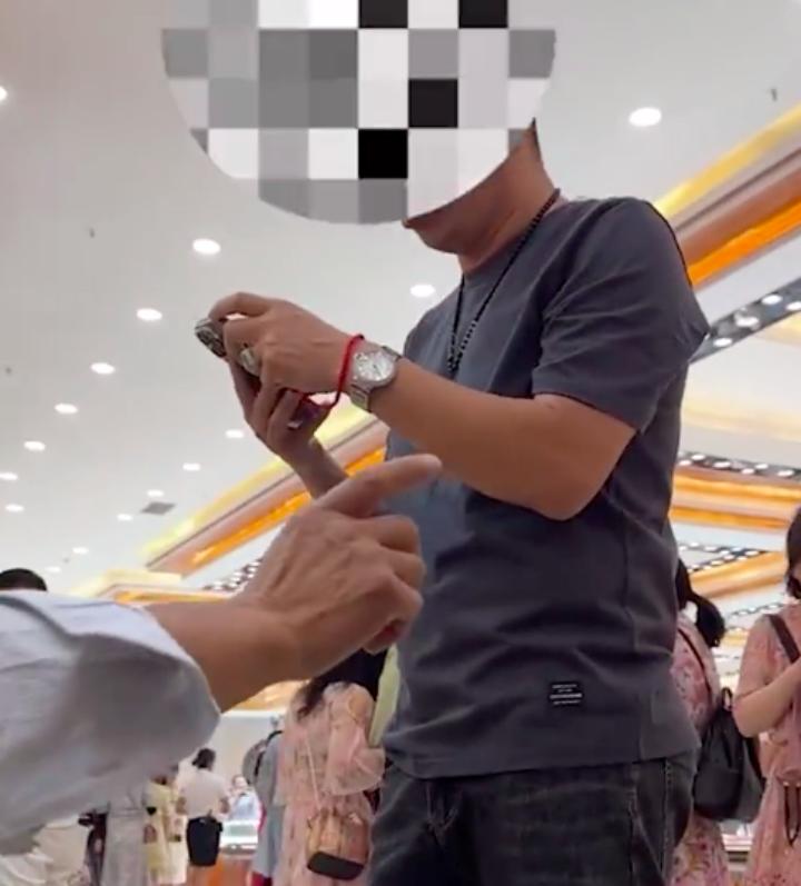 云南导游骂游客不购物视频后续,游客不购物被骂老臭流氓