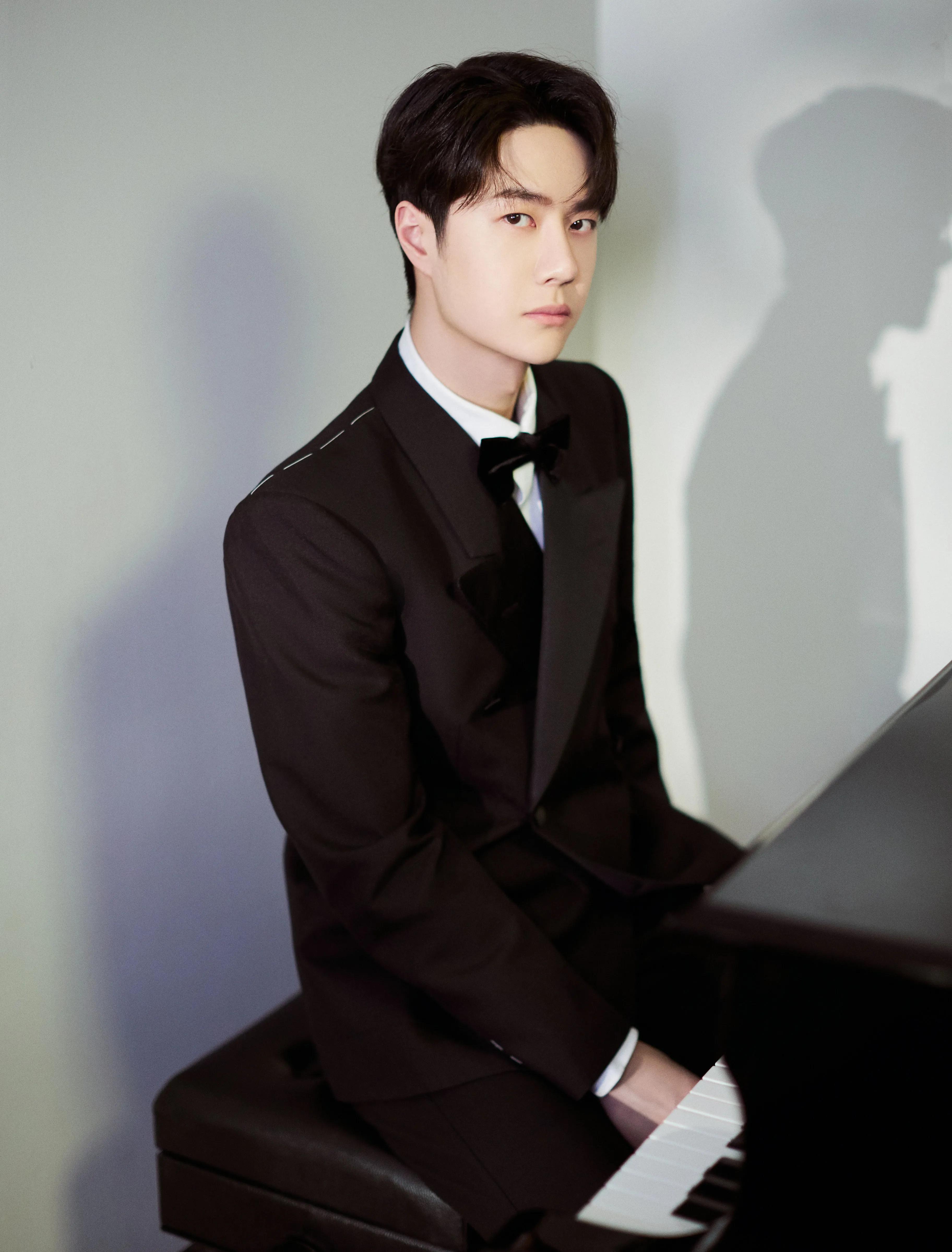 王一博日本巡演蓝色西装,王一博肖战红底皮鞋