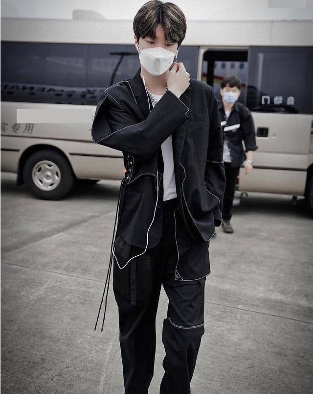 鹿晗潮牌服饰遭吐槽原视频,鹿晗卖货爆火