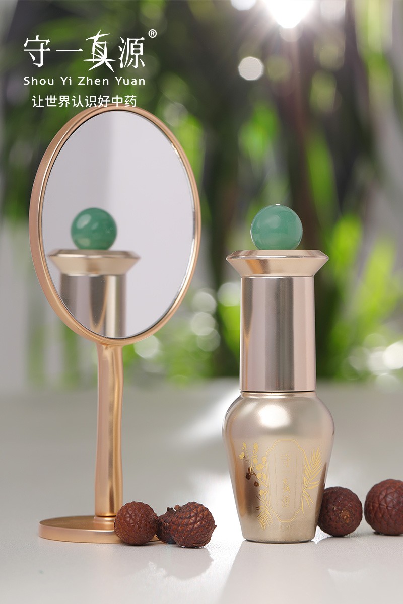 守一真源麒麟竭眼精华采用名方七厘散珍贵中药，紧致你的眼部肌肤