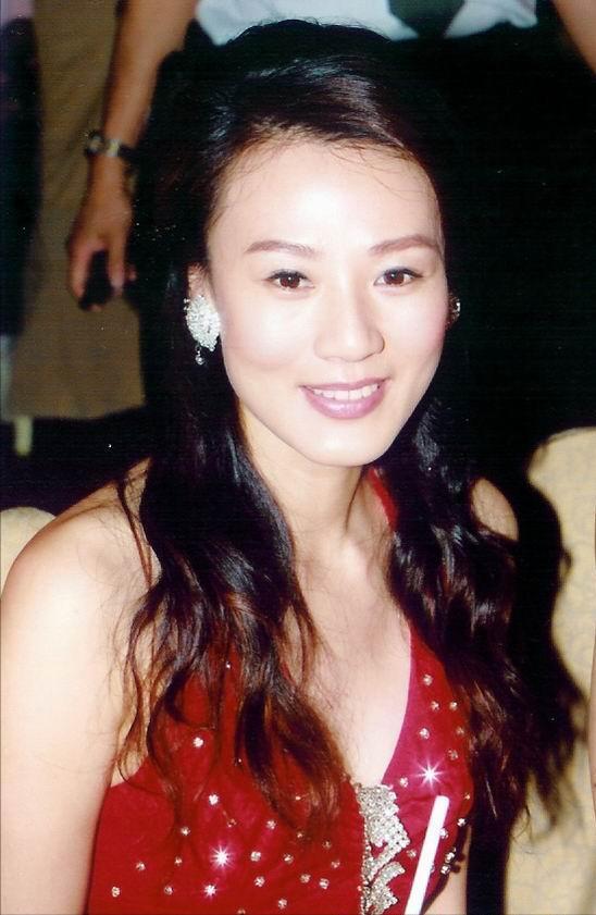 她7岁从天津到香港，是TVB“*用御***妇情**”，有小鲜肉追钱都花给父母