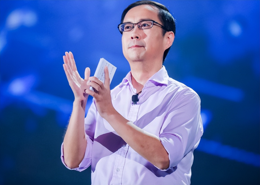 他生于上海，放弃副总裁位置，跑去辅佐马云，最后成董事长