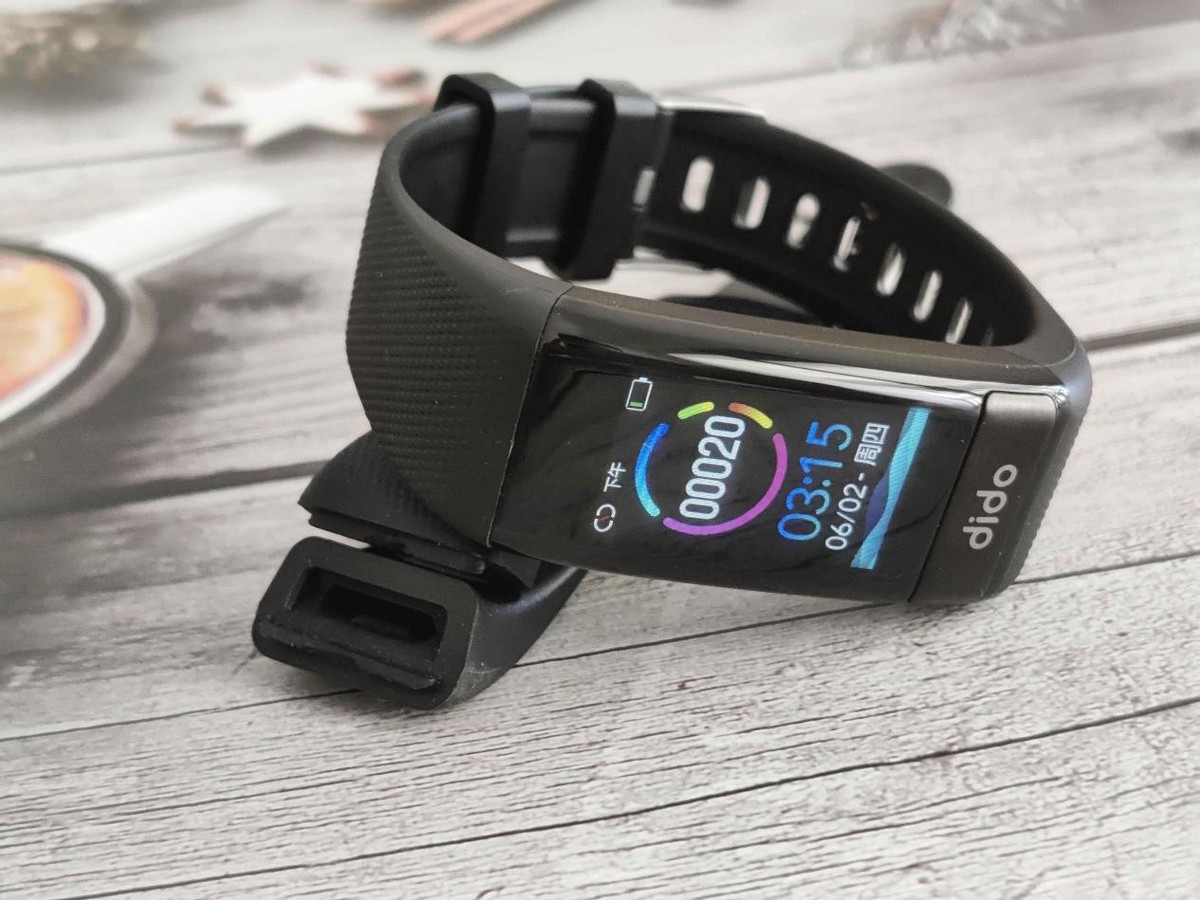 推荐一款性价比高的智能手环2017,2017年值得入手的智能手环