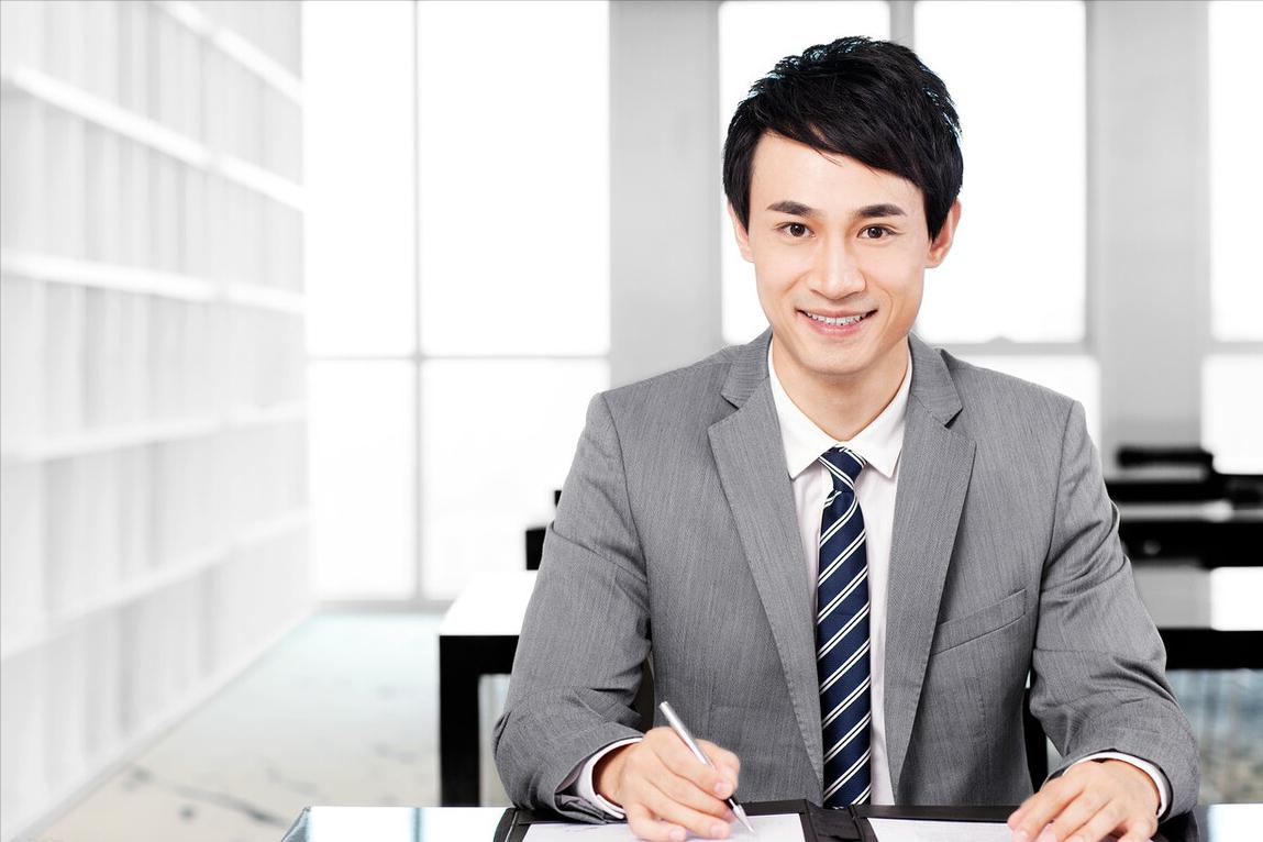 男人到40岁要理什么发型才更好看,男人过了40岁发型这样剪精神帅气