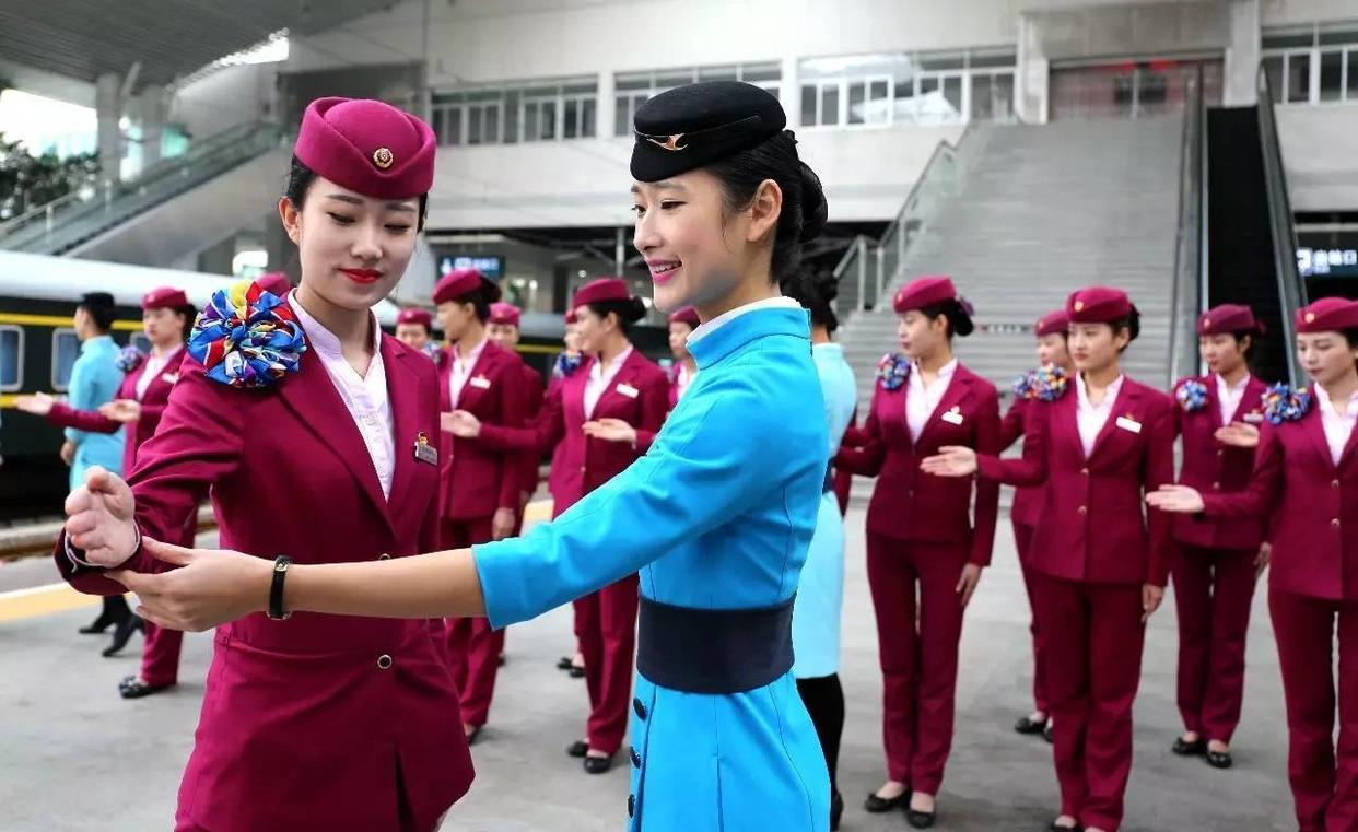 四川空姐工资一般多少钱一个月,国内空姐工资多少2021年