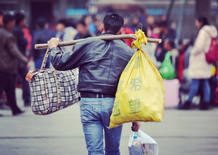 留守妇女出轨案被婆婆发现,女子婚内出轨被丈夫公公发现新闻