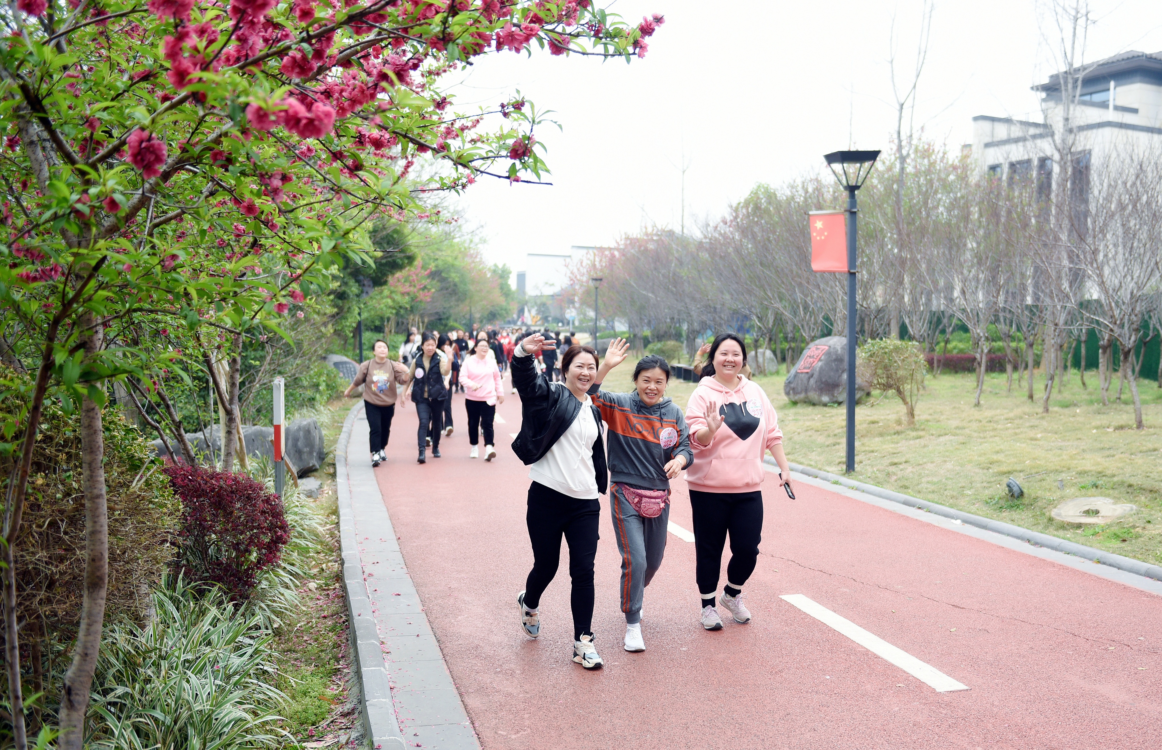 美女们嗨翻了！桂林市秀峰区举行庆祝“三八”国际妇女节巾帼·秀峰健康竞步走活动