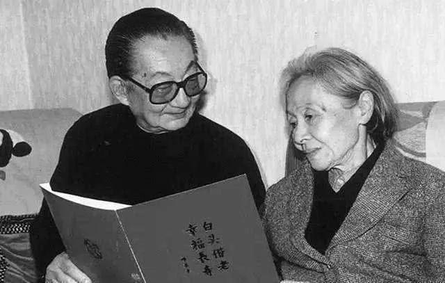 紫禁城最美三格格，在新中国摆摊卖香烟，毛主席为她点了个赞