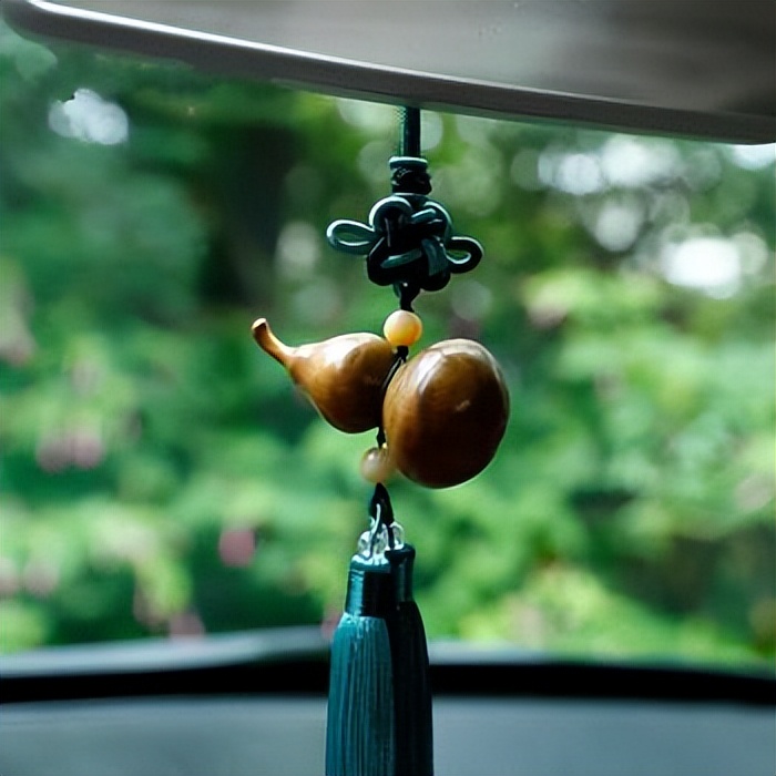 车内挂饰怎么挂不违法,车里挂件挂什么讲究