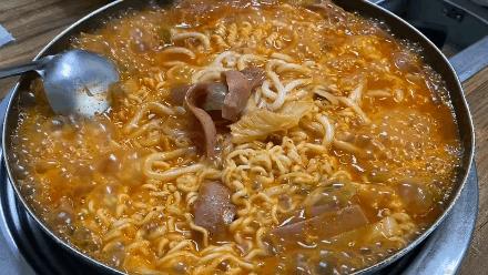 部队锅被正名？韩国旅游局承认食材是美军剩下的，但仍不说垃圾桶