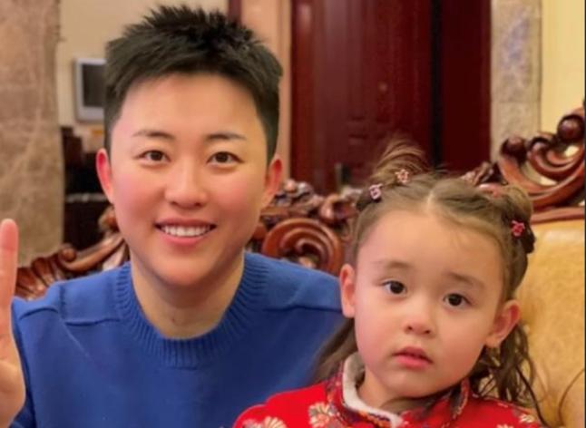 吉林女孩重金50万国外购买精子，生下混血宝宝，网友质疑：真恶心