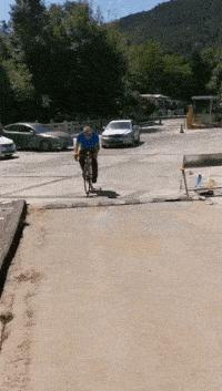 妹子，你的背的包很别致啊，旁边兄弟盯得眼都直了，哈哈哈哈哈哈