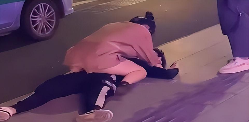 24岁小伙吃软饭视频,25岁小伙吃软饭