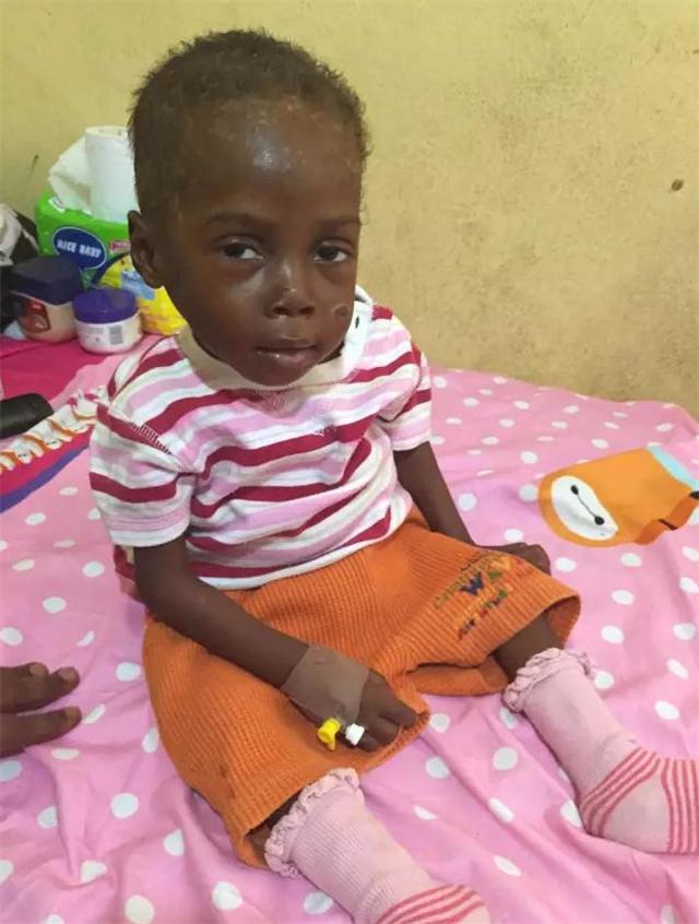 9年过去了，当年的非洲“讨水男孩”，被游客收养后，过得怎么样