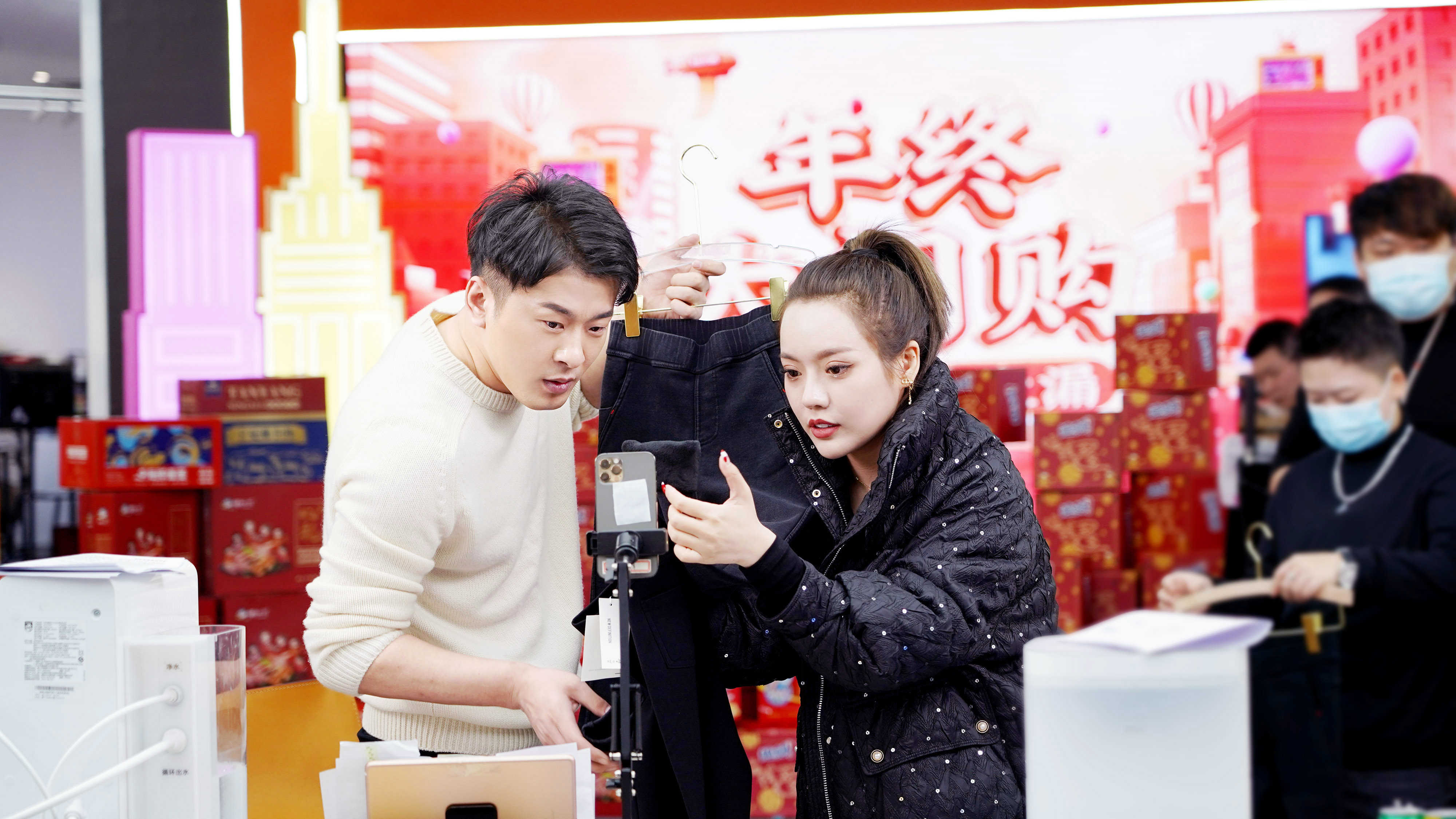 辛巴辛有志助农视频,辛巴带领辛选奔赴在公益路上