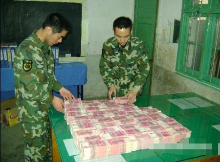 25岁民警倒下一瞬间,22岁缉毒警察牺牲前照片曝光