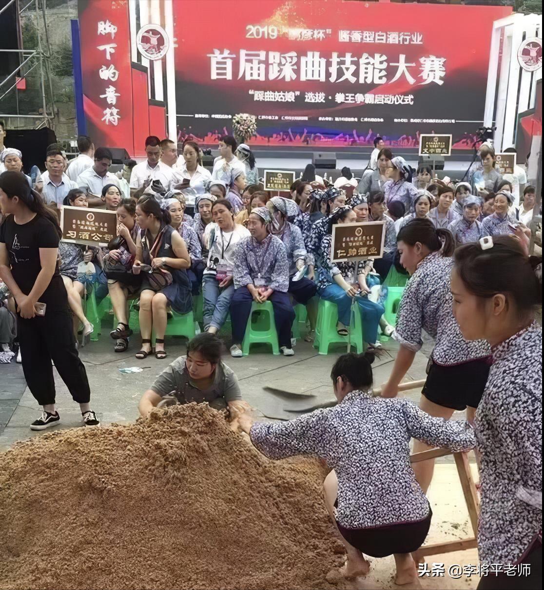 男足踩土坑酸菜，女足踩国酒茅台，都是用脚踩为何待遇不同？