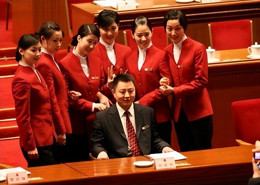 人大会堂服务员多少年换一次,大会堂服务员为啥四年一换