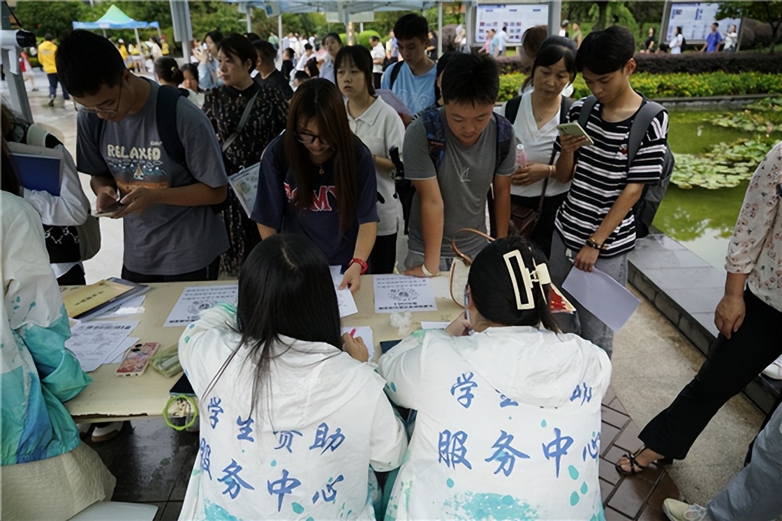 西南交通大学希望学院“绿色通道”确保新生无忧入学