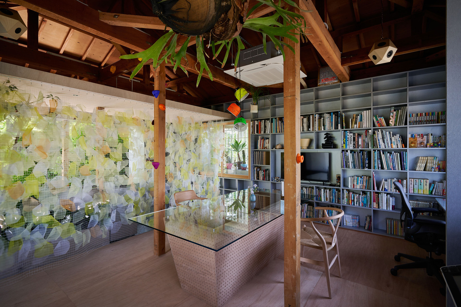 这个老板太会装，把办公室搬到深山，员工因此爱上了工作！