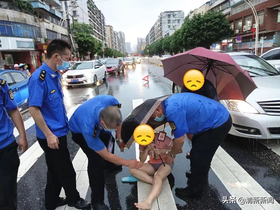 凌晨下暴雨刮风大货车被掀翻,下暴雨交通事故